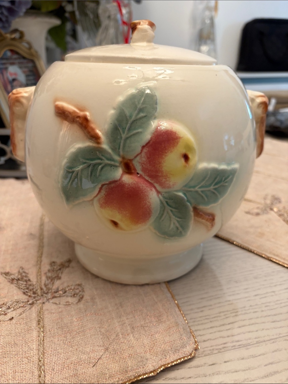 Cream Ceramic cookie jar with Apple Design